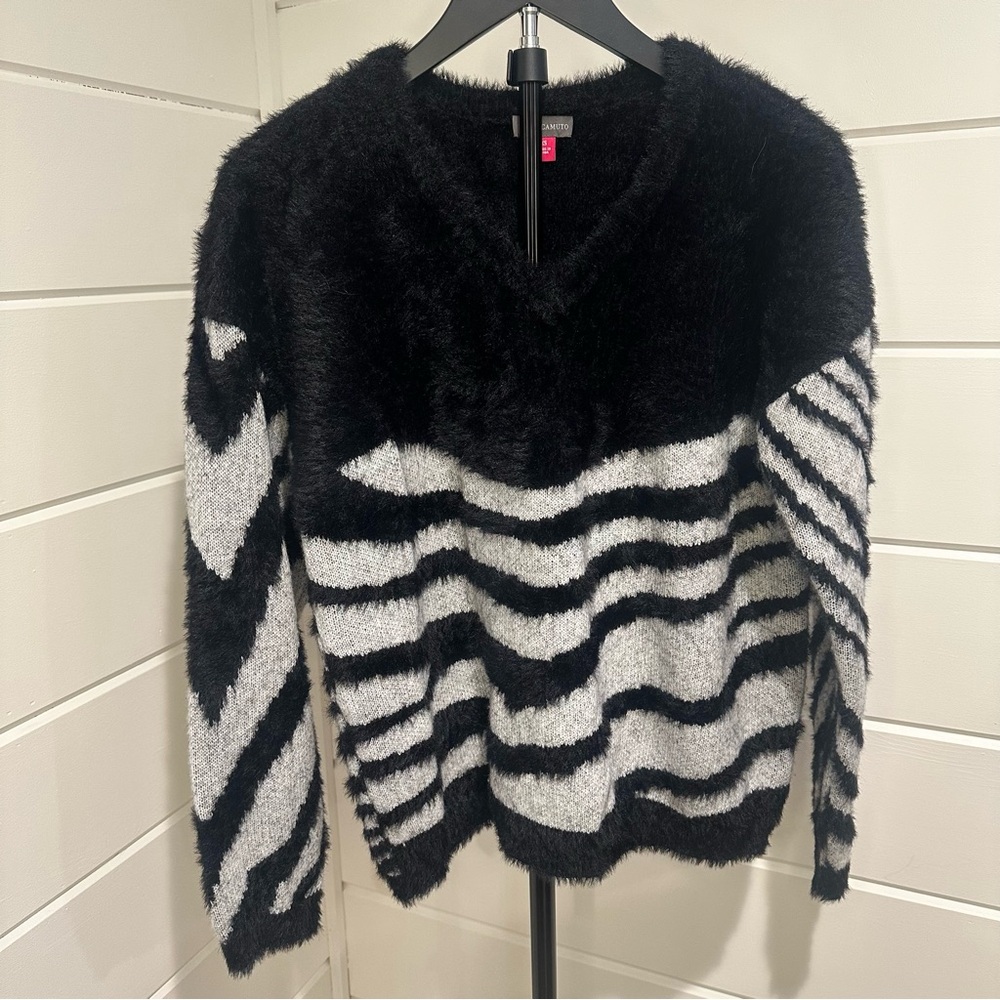 Vince Camuto Black & White Striped V-Neck Sweater- Size: XS (zebra like print)